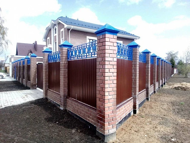 Красивый забор для загородного дома из профнастила со столбами